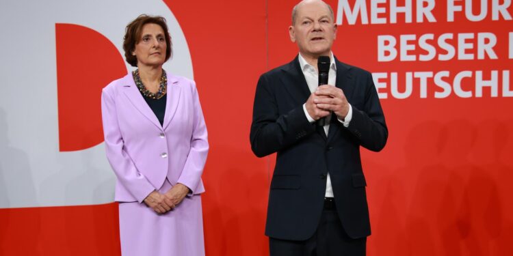 Berlin (Germany), 23/02/2025.- German Chancellor Olaf Scholz (R) and his wife Britta Ernst (L) speak during the Social Democratic Party (SPD) election event in Berlin, Germany, 23 February 2025. About 60 million Germans were eligible to vote in the elections for a new federal parliament, the 21st Bundestag. (Elecciones, Alemania) EFE/EPA/CLEMENS BILAN