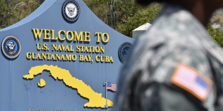 Esta fotografía, tomada durante una visita escoltada por el Ejército de EEUU, muestra un cartel de bienvenida en el camino a la Estación Naval de Estados Unidos en la Bahía de Guantánamo, Cuba, el 7 de abril de 2014.