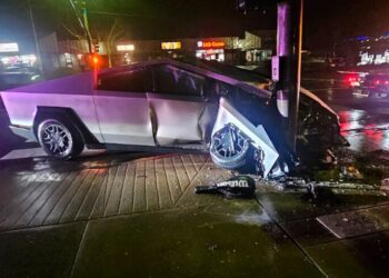 Jonathan Challinger reporta un accidente con su Tesla Cybertruck equipado con FSD. (X-@MrChallinger)