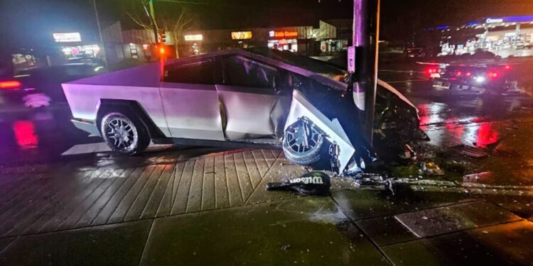 Jonathan Challinger reporta un accidente con su Tesla Cybertruck equipado con FSD. (X-@MrChallinger)