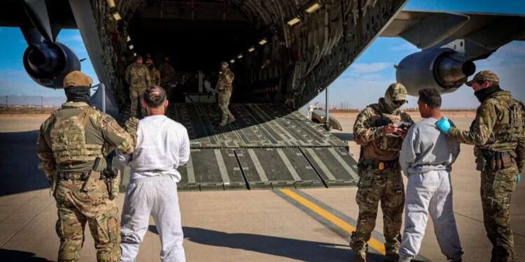 Migrantes esposados en la Base Militar de Guantánamo (Cuba), el 4 de febrero.
Foto: EFE | Vídeo: EFE