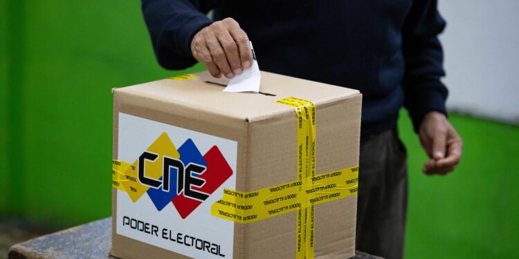 CARACAS (VENEZUELA), 02/02/2025.- Un hombre vota durante la Consulta Popular Nacional del año 2025 este domingo, en un centro de votación en Caracas (Venezuela). Miles de ciudadanos acudieron este domingo a los centros electorales en Venezuela para elegir los proyectos que serán financiados por el Estado para desarrollarse en un total de 5.334 comunidades, con el fin, en muchos de los casos, de resolver problemas en estos territorios, en una consulta promovida por el chavismo, que celebra hoy sus 26 años. EFE/ Ronald Peña R.