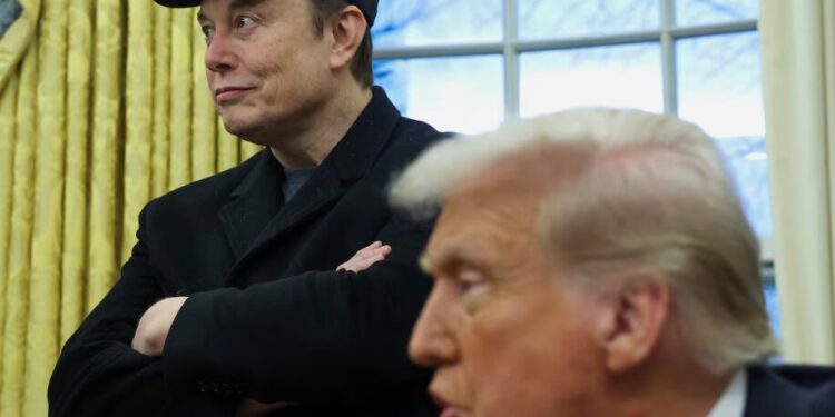 Elon Musk escucha hablar al presidente de EE.UU., Donald Trump (REUTERS/Kevin Lamarque)