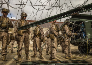 MEX2294. TIJUANA (MÉXICO), 06/02/2025.- Integrantes del ejercito de Estados Unidos refuerzan un muro con alambre de púas este jueves, en la frontera con la ciudad de Tijuana, en Baja California (México). Elementos del Ejército de Estados Unidos comenzaron a reforzar el muro fronterizo en la frontera entre San Diego y la ciudad mexicana de Tijuana, en la zona aledaña al puerto internacional de San Ysidro. EFE/ Joebeth Terríquez