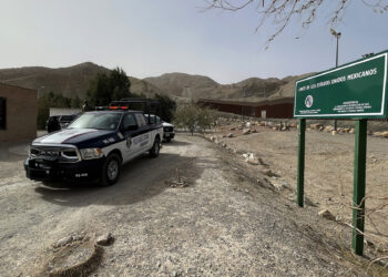 MEX2379. CIUDAD JUÁREZ (MÉXICO), 07/02/2025.- Integrantes de la policía estatal durante un operativo este jueves, en la frontera en Ciudad Juárez (México). Las autoridades mexicanas y estadounidenses continúan este viernes con los "operativos espejo" en la frontera con el objetivo de mantener la seguridad en la región, evitar el cruce irregular de migrantes y detectar posibles estructuras clandestinas como el túnel recientemente descubierto. EFE/ Luis Torres