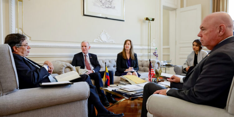 BOG400 BOGOTÁ (COLOMBIA), 06/02/2025.- Fotografía cedida por la Presidencia de Colombia que muestra al mandatario colombiano, Gustavo Petro (i), hablando con el encargado de Negocios de la Embajada de los Estados Unidos en Colombia, John T. McNamara (d), durante una reunión de trabajo este jueves en Bogotá (Colombia). EFE/ Presidencia de Colombia /SOLO USO EDITORIAL NO VENTAS/SOLO DISPONIBLE PARA ILUSTRAR LA NOTICIA QUE ACOMPAÑA (CRÉDITO OBLIGATORIO)