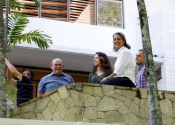 Humberto Villalobos, Omar Gonzalez, Claudia Macero, Magalli Meda y Pedro Urruchurtu Noselli en la embajada argentina en Caracas (REUTERS/Leonardo Fernandez Vilori)