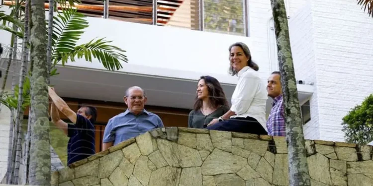 Humberto Villalobos, Omar Gonzalez, Claudia Macero, Magalli Meda y Pedro Urruchurtu Noselli en la embajada argentina en Caracas (REUTERS/Leonardo Fernandez Vilori)