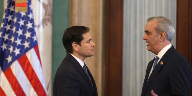 AME7734. SANTO DOMINGO (REPÚBLICA DOMINICANA), 06/02/2025.- El presidente de República Dominicana, Luis Abinader (d), y el secretario de Estado de EE.UU., Marco Rubio, conversan durante una rueda de prensa este jueves, en Santo Domingo (República Dominicana). Abinader reclamó ante Rubio la necesidad de mantener la ayuda al vecino Haití, para evitar el agravamiento de la crisis y una ola migratoria. EFE/ Orlando Barría