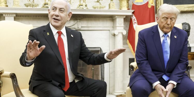 Washington (United States), 04/02/2025.- Israeli Prime Minister Benjamin Netanyahu (L) and US President Donald J. Trump (R) talk with reporters in the Oval Office of the White House in Washington, DC, USA, 04 February 2025. President Trump, who is hosting his first in-person meeting with another world leader since returning to the White House, and Prime Minister Netanyahu are set to discuss the Israeli cease-fire with Hamas, Iran's nuclear program and future arms shipments, among other bilateral issues. EFE/EPA/SHAWN THEW / POOL