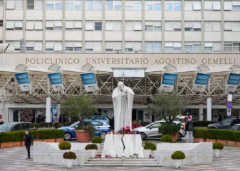 Una estatua del papa Juan Pablo II frente al hospital de Roma donde el papa Francisco fue ingresado el viernes con bronquitis.Credit...Andrew MedichiniAssociated Press