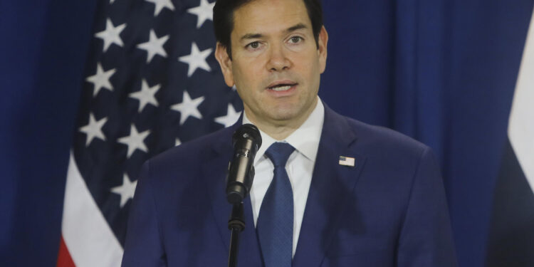 AME6587. CIUDAD DE PANAMÁ (PANAMÁ), 03/02/2025.- El secretario de Estado de Estados Unidos, Marco Rubio, ofrece una declaración luego de la salida de un vuelo de deportación de migrantes desde Panamá hacia Colombia este lunes, en el Aeropuerto Internacional Marcos A. Gelabert en la Ciudad de Panamá (Panamá). Rubio estuvo presente en el proceso de deportación de migrantes desde Panamá hacia Colombia, que forma parte de un acuerdo con los Estados Unidos para costear esas repatrIaciones. EFE/ Carlos Lemos