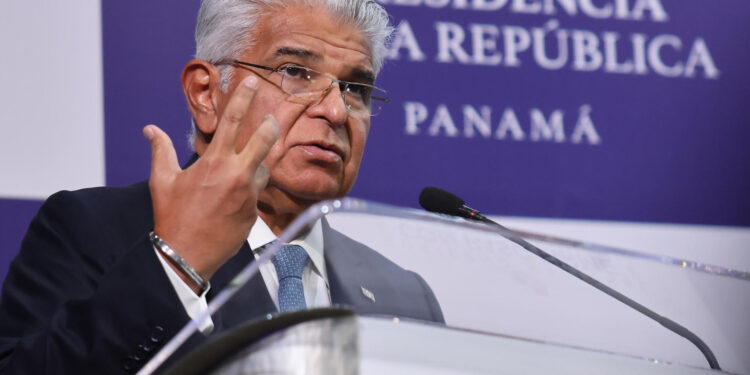 AME6218. CIUDAD DE PANAMÁ (PANAMÁ), 02/02/2025.- El presidente panameño, José Raúl Mulino, habla en una rueda de prensa tras reunirse con el secretario de Estado de Estados Unidos, Marco Rubio, este domingo en Ciudad de Panamá (Panamá). Mulino informó que en la reunión con Rubio, le trasladó que "la soberanía de Panamá no está en cuestión". EFE/ Gabriel Rodríguez