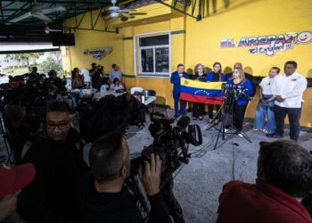 Doral (United States), 03/02/2025.- Helen Villalonga (C) speaks next to members of Venezuelan community organizations in Miami addressing a press conference denouncing a Department of Homeland Security (DHS) notice regarding the Temporary Protected Status (TPS) program for Venezuelans in the United States, in Doral, Florida, USA, 03 February 2025. The DHS announced that DHS Secretary Kristi Noem has decided to vacate a January 2025 decision of her predecessor, Alejandro Mayorkas, to extend a 2023 TPS for Venezuela. Noem is also to determine by July 2025 whether to extend or terminate a 2021 TPS designation. (Protestas, Estados Unidos) EFE/EPA/CRISTOBAL HERRERA-ULASHKEVICH