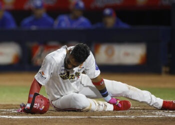 MEX2313. MEXICALI (MÉXICO), 07/02/2025.- Danry Vásquez de Venezuela se lesiona este jueves, durante un juego de la fase de grupos de la Serie del Caribe de Beisbol 2025, entre Puerto Rico y Venezuela en el estadio Nido de los Águilas en la ciudad de Mexicali, Baja California (México). EFE/ Sáshenka Gutiérrez