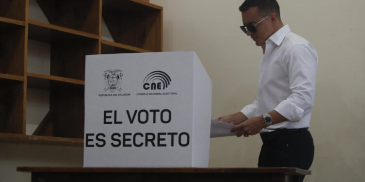 AMDEP2195. OLÓN (ECUADOR), 09/02/2025.- El presidente de Ecuador, Daniel Noboa, llega a marcar su voto este domingo, en un puesto de votación en Olón (Ecuador). Noboa votó sin dar declaraciones sobre la jornada electoral, donde es uno de los dos favoritos a llevarse la contienda junto a la candidata del correísmo, Luisa González. Noboa llegó al colegio Antonio Moya Sánchez, de la comuna de Olón, en la provincia costera de Santa Elena, acompañado de su esposa, Lavinia Valbonesi y Álvaro, uno de sus tres hijos. EFE/ Carlos Durán Araújo