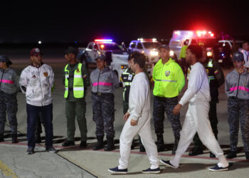 AME9110. CARACAS (VENEZUELA), 10/02/2025.- Ciudadanos venezolanos caminan tras descender de un avión luego de ser deportados desde Estados Unidos, este lunes en el Aeropuerto Internacional Simón Bolívar, en Caracas (Venezuela). Dos vuelos con venezolanos deportados desde Estados Unidos llegaron al Aeropuerto Internacional Simón Bolívar, que sirve a Caracas, informó Nicolás Maduro, quien juró como presidente el 10 de enero tras su cuestionada reelección. EFE/ Miguel Gutiérrez