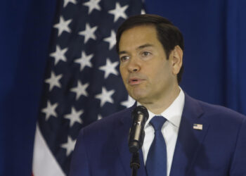 AME6586. CIUDAD DE PANAMÁ (PANAMÁ), 03/02/2025.- El secretario de Estado de Estados Unidos, Marco Rubio, ofrece una declaración luego de la salida de un vuelo de deportación de migrantes desde Panamá hacia Colombia este lunes, en el Aeropuerto Internacional Marcos A. Gelabert en la Ciudad de Panamá (Panamá). Rubio estuvo presente en el proceso de deportación de migrantes desde Panamá hacia Colombia, que forma parte de un acuerdo con los Estados Unidos para costear esas repatrIaciones. EFE/ Carlos Lemos