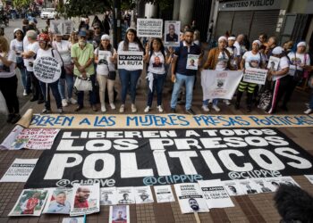 AME3052. CARACAS (VENEZUELA), 24/02/2025.- Familiares de "presos políticos" participan en una manifestación en los alrededores del Palacio de Justicia este lunes, en Caracas (Venezuela). EFE/ Miguel Gutiérrez