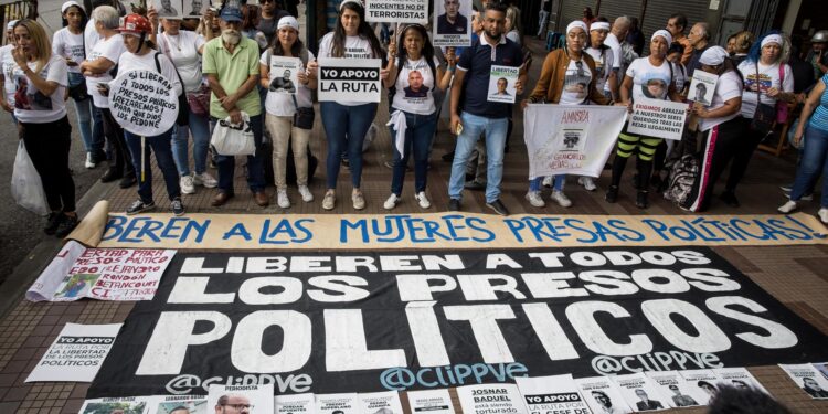 AME3052. CARACAS (VENEZUELA), 24/02/2025.- Familiares de "presos políticos" participan en una manifestación en los alrededores del Palacio de Justicia este lunes, en Caracas (Venezuela). EFE/ Miguel Gutiérrez