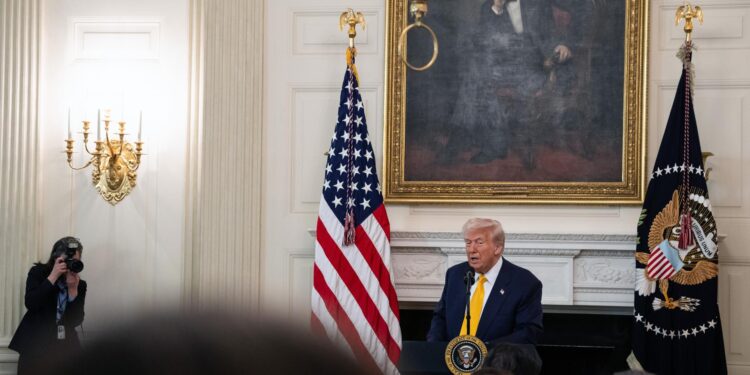 Washington (United States), 21/02/2025.- US President Donald Trump delivers remarks during a working session with governors in the State Dining Room at the White House in Washington, DC, USA, 21 February 2025. EFE/EPA/FRANCIS CHUNG / POOL