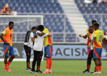 AMDEP2596. PUERTO LA CRUZ (VENEZUELA), 16/02/2025.- Jugadores de Colombia celebran este domingo, tras ganar un partido del hexagonal final del Campeonato Sudamericano sub-20 entre las selecciones de Uruguay y Colombia en el estadio José Antonio Anzoátegui en Puerto La Cruz (Venezuela). EFE/ Ronald Peña R.