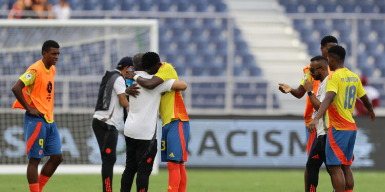 AMDEP2596. PUERTO LA CRUZ (VENEZUELA), 16/02/2025.- Jugadores de Colombia celebran este domingo, tras ganar un partido del hexagonal final del Campeonato Sudamericano sub-20 entre las selecciones de Uruguay y Colombia en el estadio José Antonio Anzoátegui en Puerto La Cruz (Venezuela). EFE/ Ronald Peña R.