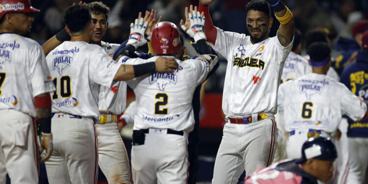 MEXICALI, 05/02/2025.- Jugadores de Venezuela celebran un triunfo ante Japón este martes, durante un juego de la fase de grupos de la Serie del Caribe de Beisbol 2025, en el estadio Nido de los Águilas en la ciudad de Mexicali en el estado de Baja California (México). EFE/ Sáshenka Gutiérrez