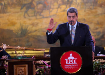 AME546. CARACAS (VENEZUELA), 15/02/2025.- Fotografía cedida por Prensa del Palacio de Miraflores de Nicolás Maduro hablando en la Asamblea Nacional este sábado, en Caracas (Venezuela). Maduro, investido por la chavista Asamblea Nacional (AN, Parlamento) para un tercer mandato en Venezuela -tras su cuestionada reelección en julio de 2024-, dio este 90 días a una comisión encabezada por el fiscal general, Tarek William Saab, para debatir y elaborar un proyecto definitivo de reforma de la Constitución, vigente desde 1999. EFE/ Prensa Palacio de Miraflores /SOLO USO EDITORIAL/SOLO DISPONIBLE PARA ILUSTRAR LA NOTICIA QUE ACOMPAÑA (CRÉDITO OBLIGATORIO)