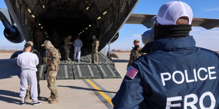 El Departamento de Seguridad Nacional publicó imágenes de migrantes detenidos preparándose para abordar el primer vuelo al centro de detención de migrantes en la base estadounidense en la Bahía de Guantánamo. Department of Homeland Security