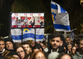 GRAF1231. TEL AVIV (ISRAEL), 20/02/2025.- Cientos de personas participan en la concentración de este jueves en la plaza de los Rehenes de Tel Aviv (Israel), tras la identificación de los cuerpos de Shiri Bibas y sus dos hijos, Ariel y Kfir, así como de Oded Lifshitz, quien tenía 83 años cuando fue secuestrado. Israel afronta hoy uno de sus días más dolorosos, en palabras del popular diario Yediot Ahronot, ante el retorno de los cuatro primeros cadáveres como parte del acuerdo de alto el fuego en Gaza, que Hamás retenía desde su captura en el ataque del 7 de octubre de 2023. EFE/ Magda Gibelli