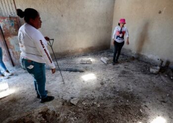 La líder del colectivo "Guerreros Buscadores", Indira Navarro (der.), gesticula mientras trabaja en una habitación del Rancho Izaguirre, en la comunidad de La Estanzuela, donde el colectivo localizó tres crematorios humanos mientras buscaban a sus familiares en Teuchitlán, Jalisco | Foto: AFP