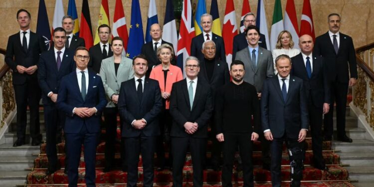 La foto grupal de los líderes reunidos en la cumbre en Lancaster House, en Londres (JUSTIN TALLIS/REUTERS)