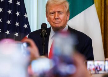 El presidente Donald Trump llega a una recepción por el Día de San Patricio en la Sala Este de la Casa Blanca en Washington, D.C., el 12 de marzo de 2025. Sipa USA Samuel Corum/Sipa USA