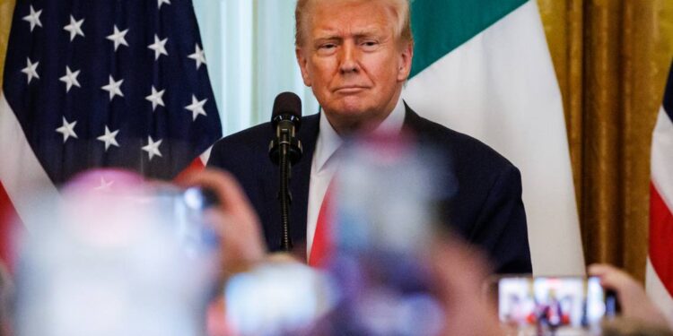 El presidente Donald Trump llega a una recepción por el Día de San Patricio en la Sala Este de la Casa Blanca en Washington, D.C., el 12 de marzo de 2025. Sipa USA Samuel Corum/Sipa USA