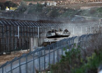 Majdal Shams (ZZZ), 17/03/2025.- An Israeli tank patrolling along the security fence before entering the buffer zone between Israel and Syria, near the Druze Village of Majdal Shams, in the Israeli-annexed Golan Heights, 17 March 2025. Israel is boosting troop presence on the Golan Heights amid developments in Syria. (Siria) EFE/EPA/ATEF SAFADI