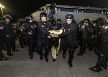 SAN LUIS TALPA (El Salvador), 17/03/2025.- A handout photo made available by the Presidency of El Salvador shows guards at the Terrorism Confinement Center (Cecot) transferring alleged members of the criminal gang known as Tren de Aragua, in San Luis Talpa, El Salvador, 16 March 2025. The President of El Salvador Nayib Bukele, announced through his X account that the country received 238 members of the Tren de Aragua gang and that they will be held for a year at Cecot. (Terrorismo) EFE/EPA/Presidency of El Salvador / HANDOUT /EDITORIAL USE ONLY/ ONLY AVAILABLE TO ILLUSTRATE THE ACCOMPANYING NEWS (CREDIT MANDATORY)HANDOUT EDITORIAL USE ONLY/NO SALES