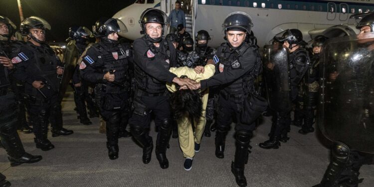 SAN LUIS TALPA (El Salvador), 17/03/2025.- A handout photo made available by the Presidency of El Salvador shows guards at the Terrorism Confinement Center (Cecot) transferring alleged members of the criminal gang known as Tren de Aragua, in San Luis Talpa, El Salvador, 16 March 2025. The President of El Salvador Nayib Bukele, announced through his X account that the country received 238 members of the Tren de Aragua gang and that they will be held for a year at Cecot. (Terrorismo) EFE/EPA/Presidency of El Salvador / HANDOUT /EDITORIAL USE ONLY/ ONLY AVAILABLE TO ILLUSTRATE THE ACCOMPANYING NEWS (CREDIT MANDATORY)HANDOUT EDITORIAL USE ONLY/NO SALES